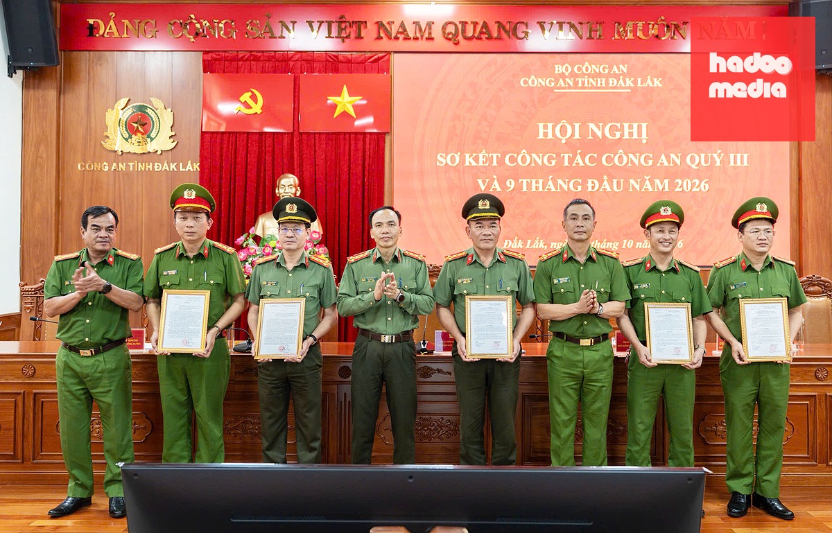 Lãnh đạo Công an tỉnh trao quyết định thưởng đột xuất của Bộ Công an cho các đơn vị phá án vụ 2 vợ chồng lợi dụng yếu tố tâm linh, bán lộc, cho số, lừa chiếm hơn 50 ti đồng - Ảnh: SỸ ĐỨC