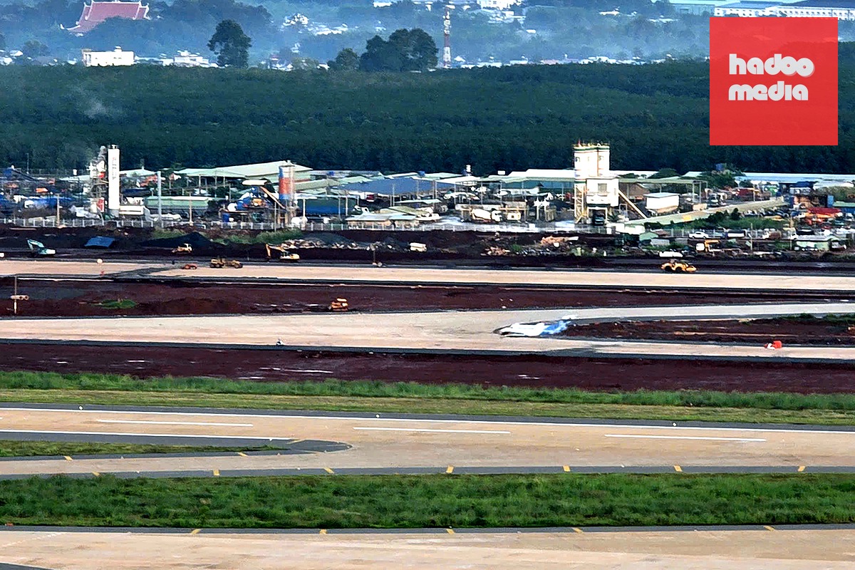 Máy bay thực hiện bay kiểm tra, hiệu chuẩn hệ thống dẫn đường, đèn tín hiệu hàng không tại sân bay Long Thành - Ảnh: VATM