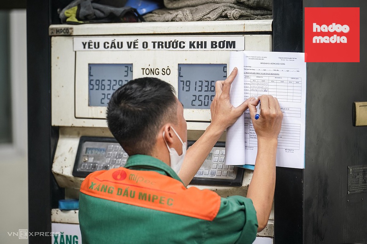 Nhân viên thay bảng giá tại một cây xăng ở Hà Nội. Ảnh: Hoàng Giang