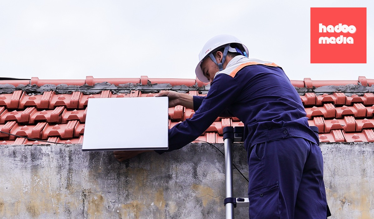 Lắp đặt thiết bị thu tín hiệu vệ tinh Starlink tại bến phà Gia Luận, đặc khu Cát Hải, TP Hải Phòng - Ảnh: XUÂN THỦY