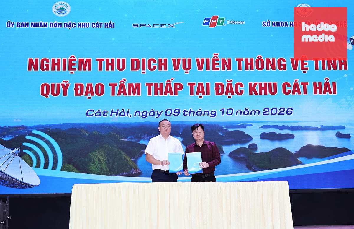 Lãnh đạo UBND đặc khu Cát Hải và Sở Khoa học và Công nghệ TP Hải Phòng ký biên bản nghiệm thu đưa dịch vụ viễn thông vệ tinh Starlink vào sử dụng - Ảnh: XUÂN THỦY