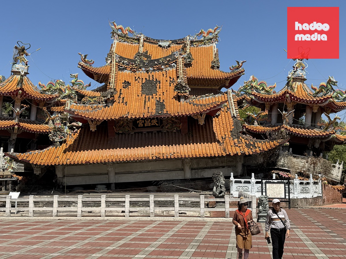 Ngôi đền Vũ Xương bị sập sau trận động đất năm 1999 được bảo tồn đến ngày nay trở thành điểm tham quan du lịch - Ảnh: HẢI KIM