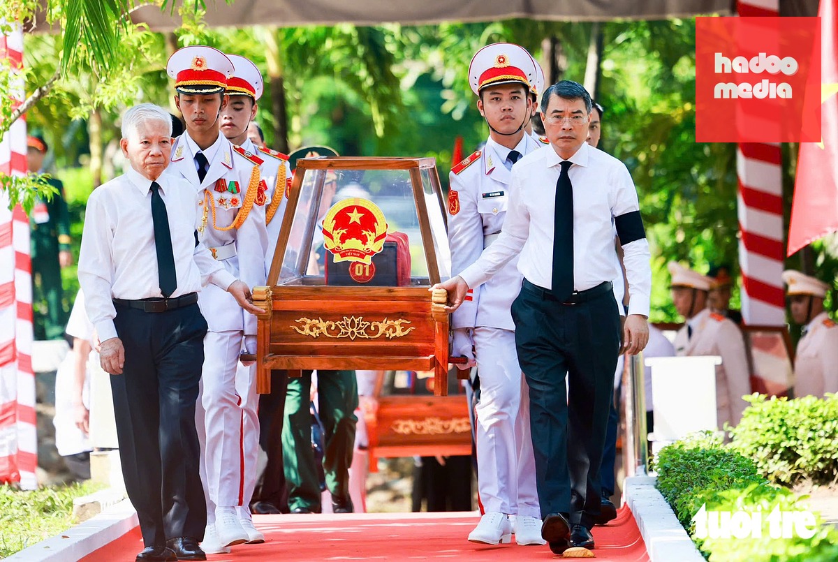 Thủ tướng Chính phủ Lê Minh Hưng và nguyên Ủy viên Bộ Chính trị, nguyên Chủ tịch nước Nguyễn Minh Triết dẫn đầu đoàn tiến vào kỳ đài - Ảnh: NGUYỄN KHÁNH