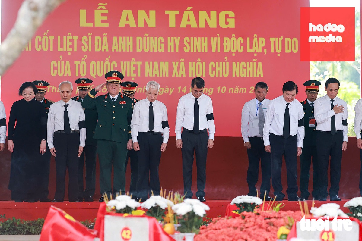 Lãnh đạo, nguyên lãnh đạo Đảng Nhà nước, TP.HCM mặc niệm các liệt sĩ sau lễ hạ huyệt tại Nghĩa trang Thành phố - Ảnh: NGUYỄN KHÁNH