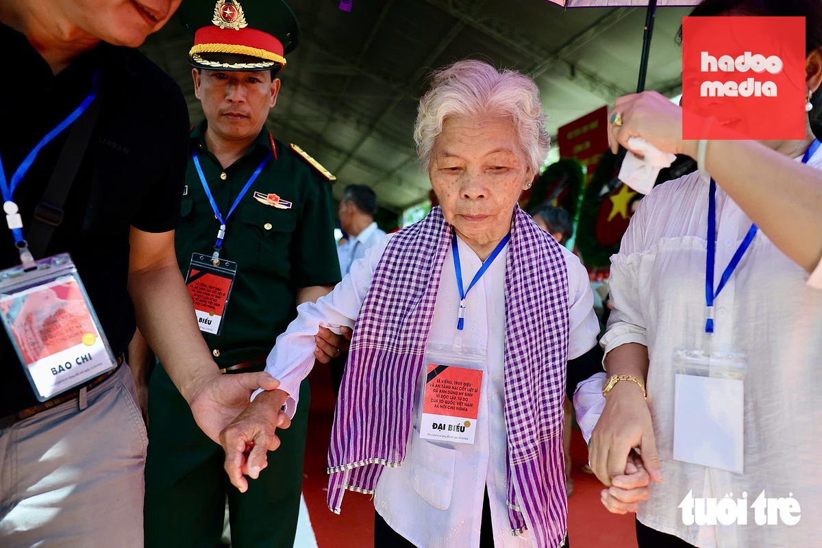 Bà Nguyễn Thị Lệ - vợ liệt sĩ Huỳnh Văn Quên - đến tham dự lễ truy điệu, an táng các anh hùng liệt sĩ tại Nghĩa trang TP.HCM - Ảnh: NGUYỄN KHÁNH