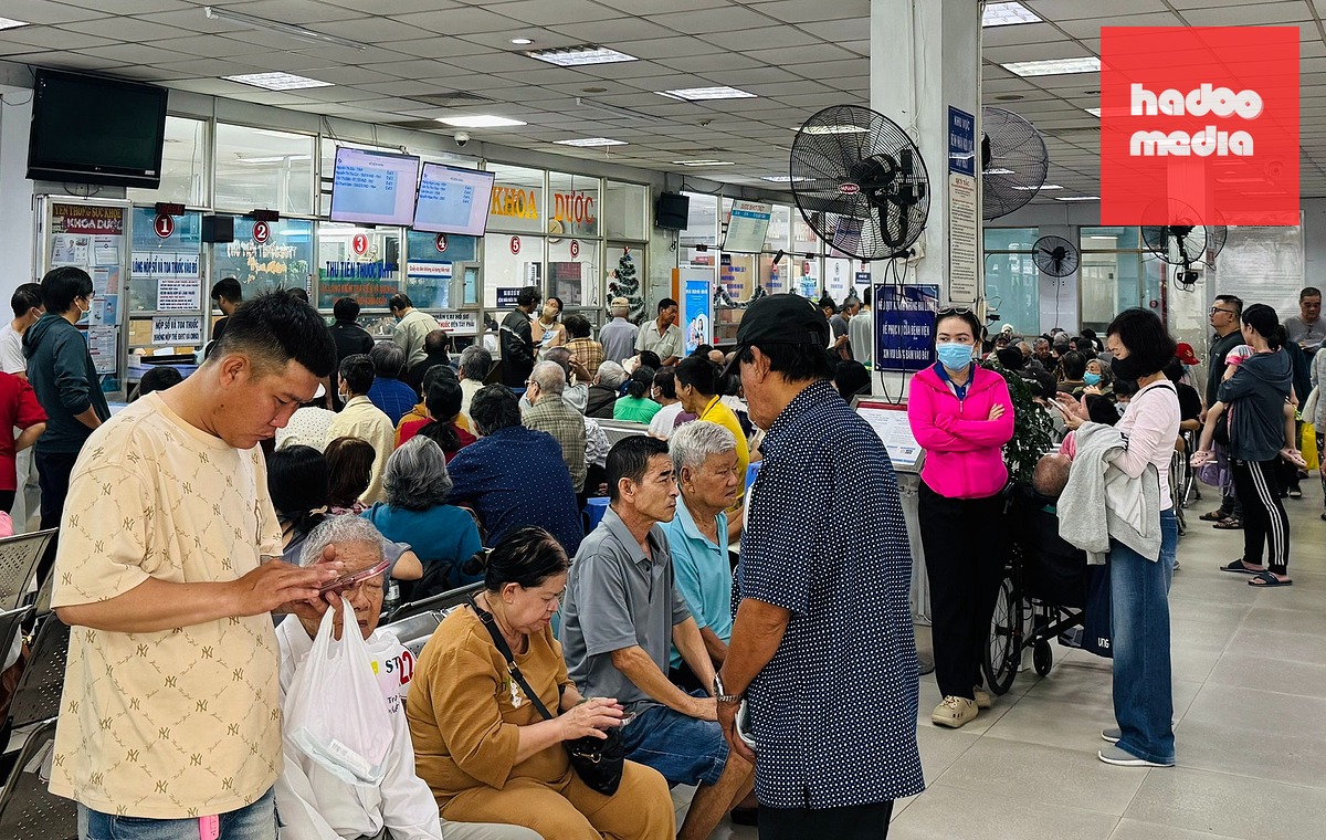 Trung tâm Kiểm soát bệnh tật TP.HCM khuyến cáo khi  xuất hiện các triệu chứng nghi ngờ mắc bệnh như sốt, ho, đau họng hay sổ mũi, người bệnh nên chủ động đeo khẩu trang, đến cơ sở y tế thăm khám kịp thời - Ảnh: THU HIẾN