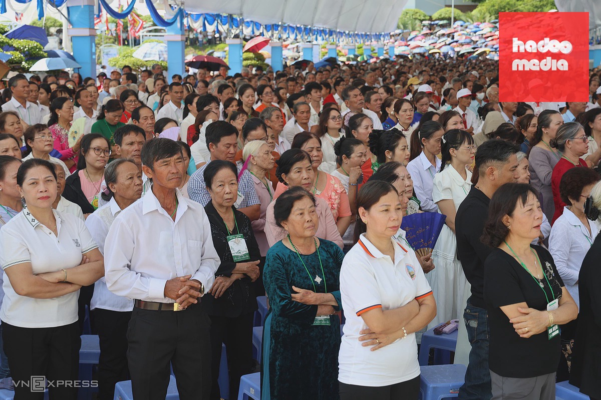 Hàng chục nghìn người tham dự lễ cung hiến Đền thánh Đức Mẹ Núi Cúi