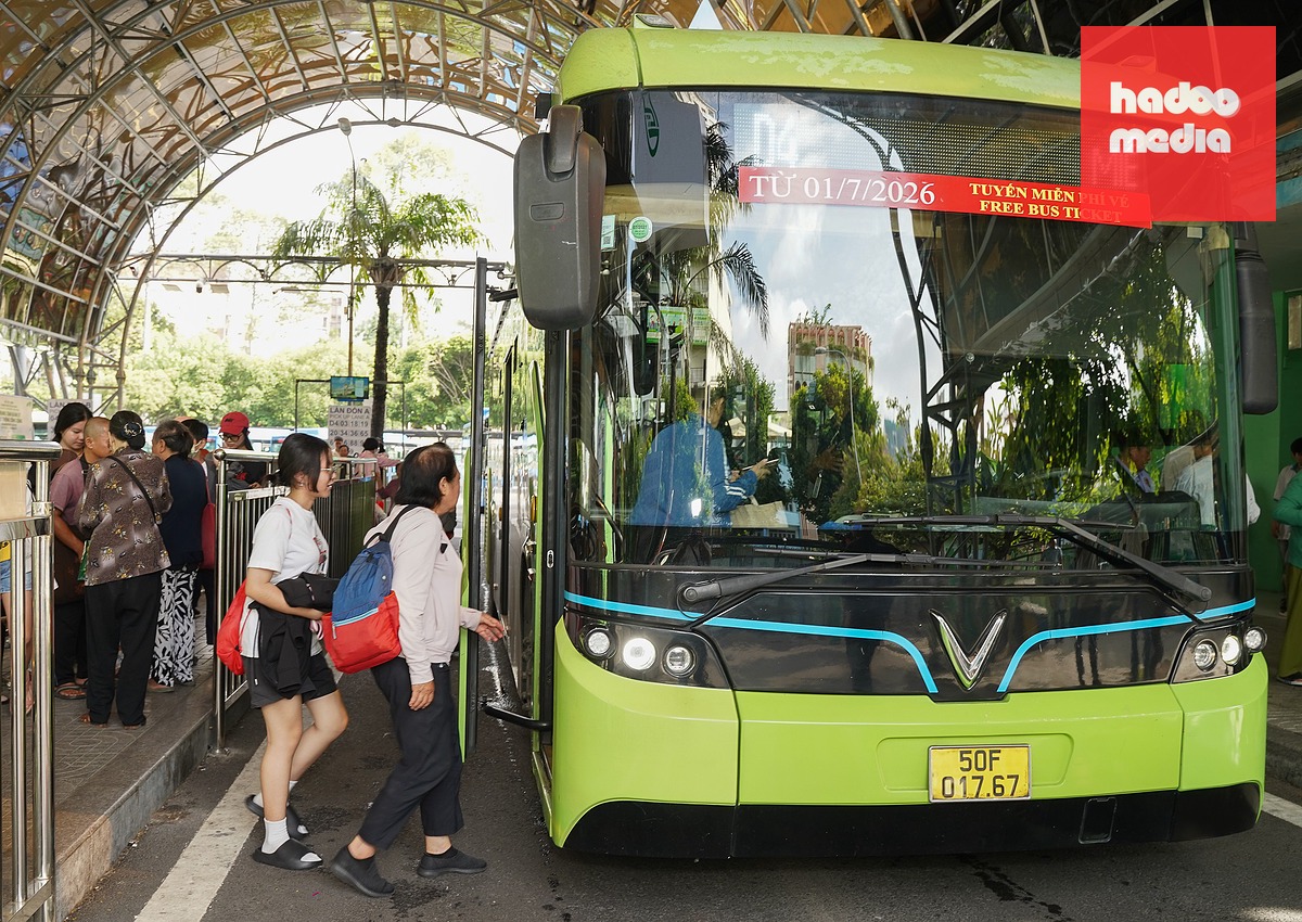 Lượng khách đi xe buýt tại TP.HCM ngày càng tăng - Ảnh: THUẬN VĂN