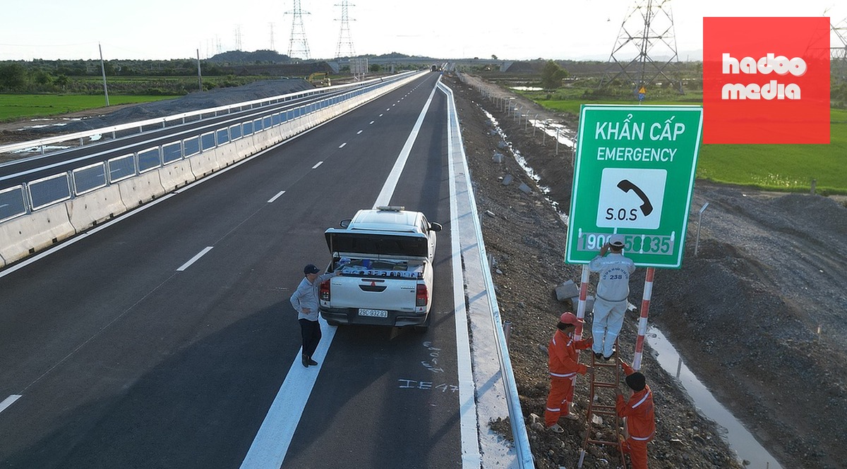 Lắp đặt biển báo giao thông trên cao tốc Vĩnh Hảo - Phan Thiết. Ảnh: Việt Quốc