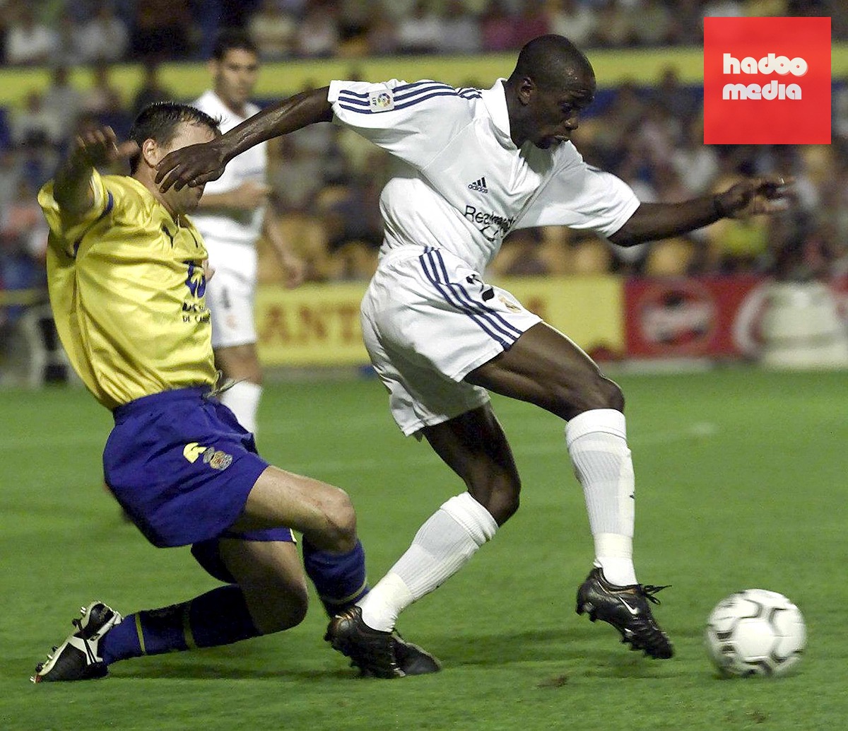 Makelele thu hồi bóng, bọc lót và kết nối các tuyến. (Ảnh: EPA Images)