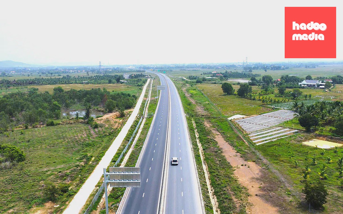 Lắp đặt biển báo, vạch kẻ xác định khoảng cách an toàn trên cao tốc từ Khánh Hòa đến Quảng Ngãi - Ảnh 2.