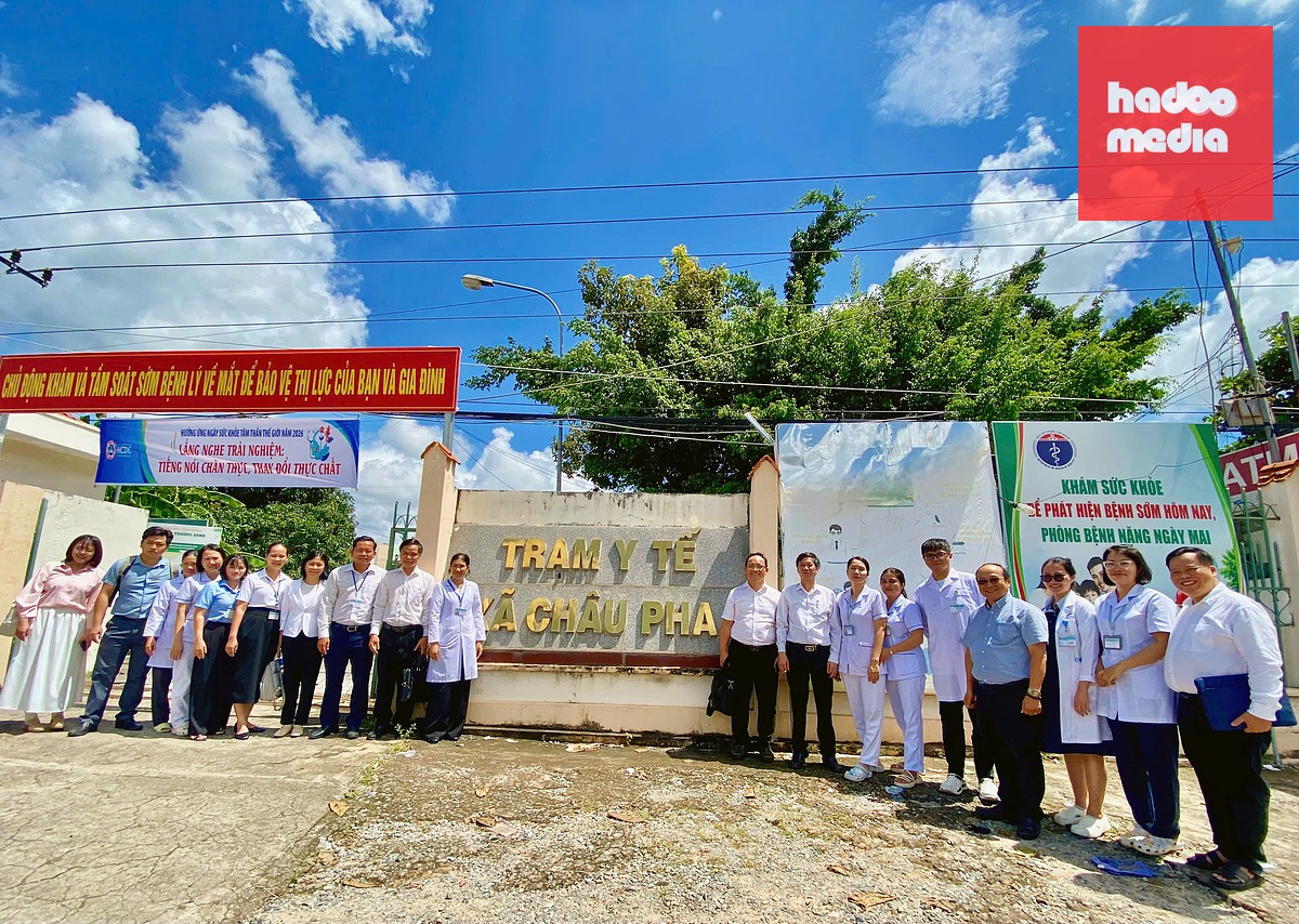 Đoàn khảo sát Bệnh viện Nhân dân Gia định đến trạm y tế xã Châu Pha - Ảnh: MINH TOÀN