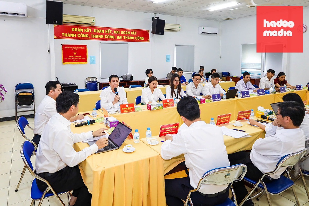 Bệnh viện Nhân dân Gia định và đại diện các trạm y tế chia sẻ khó khăn để nâng cao năng lực chuyên môn - Ảnh: MINH TOÀN