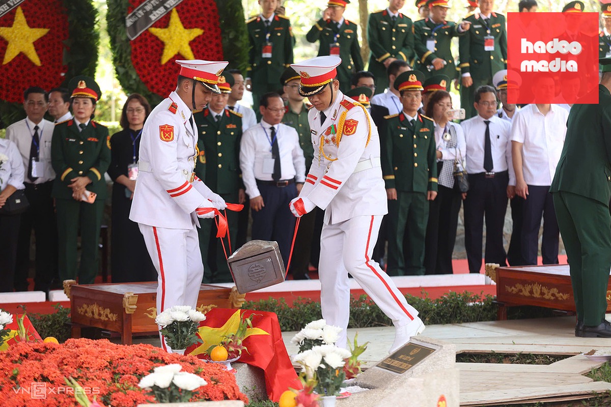 Quân nhân hạ huyệt tiểu quách đặt hài cốt liệt sĩ xuống lòng đất tại Nghĩa trang liệt sĩ TP HCM. Ảnh: Quỳnh Trần