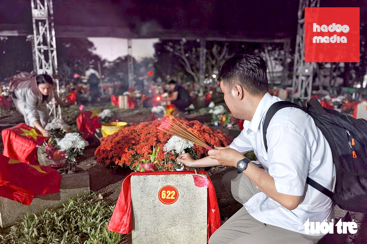 Nhiều người dân đến Nghĩa trang liệt sĩ TP.HCM thắp hương, sưởi ấm anh linh những người con ưu tú đã hy sinh vì độc lập, tự do của Tổ quốc - Ảnh: TRÍ ĐỨC