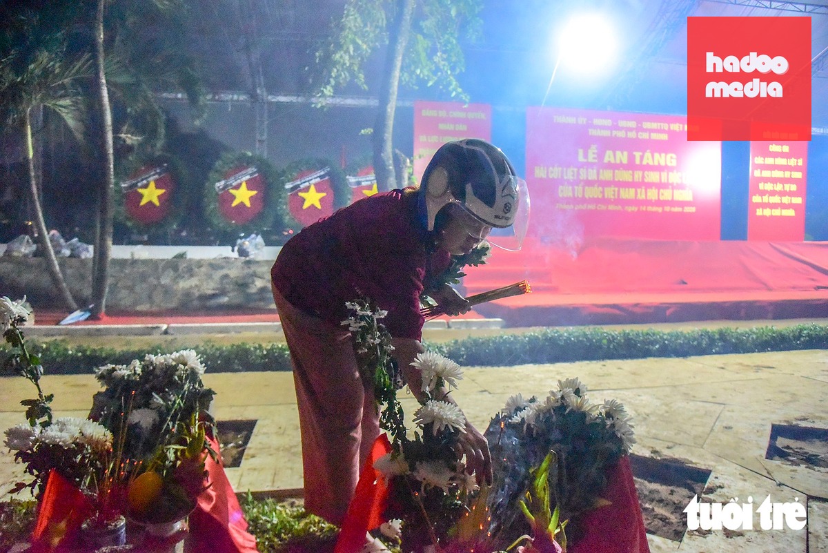 Từ hôm nay, anh linh các liệt sĩ được tìm thấy ở công viên Lê Thị Riêng sẽ được thờ phụng, nhang khói tại Nghĩa trang liệt sĩ TP.HCM - Ảnh: TRÍ ĐỨC