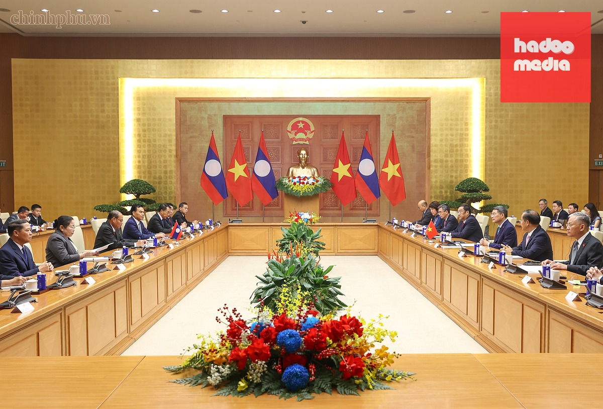 Quang cảnh cuộc gặp của Thủ tướng Lê Minh Hưng và Thường trực Ban Bí thư Đảng Nhân dân cách mạng Lào Vilay Lakhamfong - Ảnh: VGP