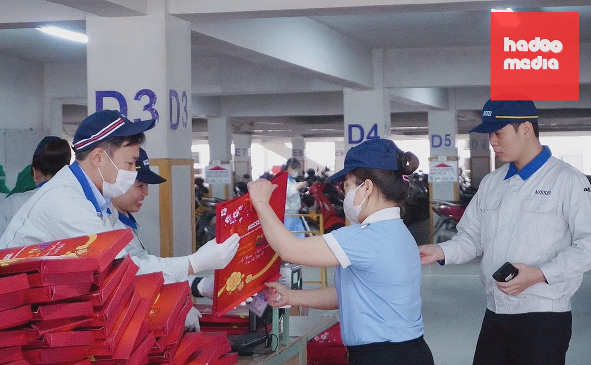 Cán bộ công đoàn chuẩn bị quà cho người lao động dịp Tết năm 2026. Ảnh: Nissei