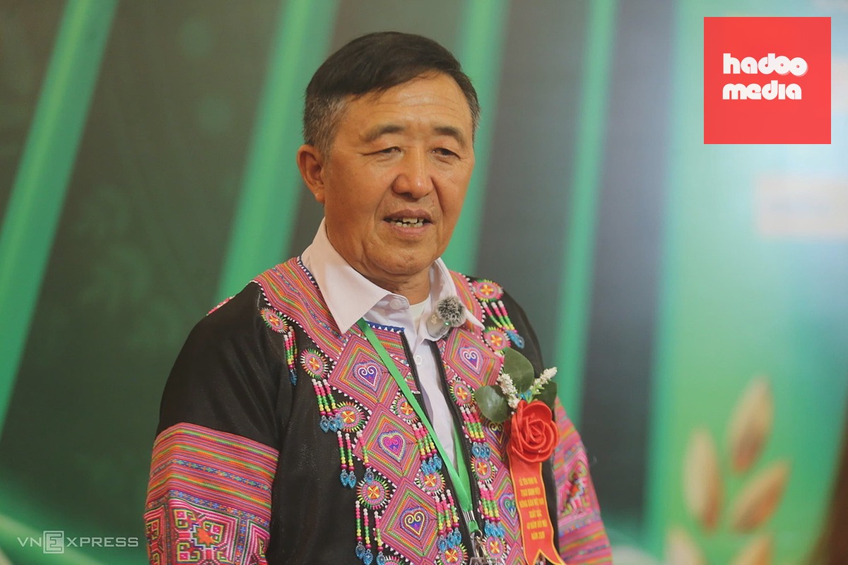 Ông Hoàng A Sở tại lễ vinh danh Nông dân Việt Nam xuất sắc 40 năm đổi mới ngày 12/10 tại Hà Nội. Ảnh: Gia Chính