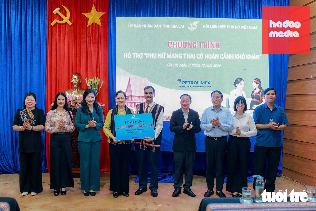 Phu nhân Ngô Phương Ly và đoàn công tác Trung ương Hội LHPN Việt Nam trao tặng số tiền hỗ trợ 2 tỉ đồng cho tỉnh Gia Lai ngày 11-10 - Ảnh: NGUYỄN KHÁNH