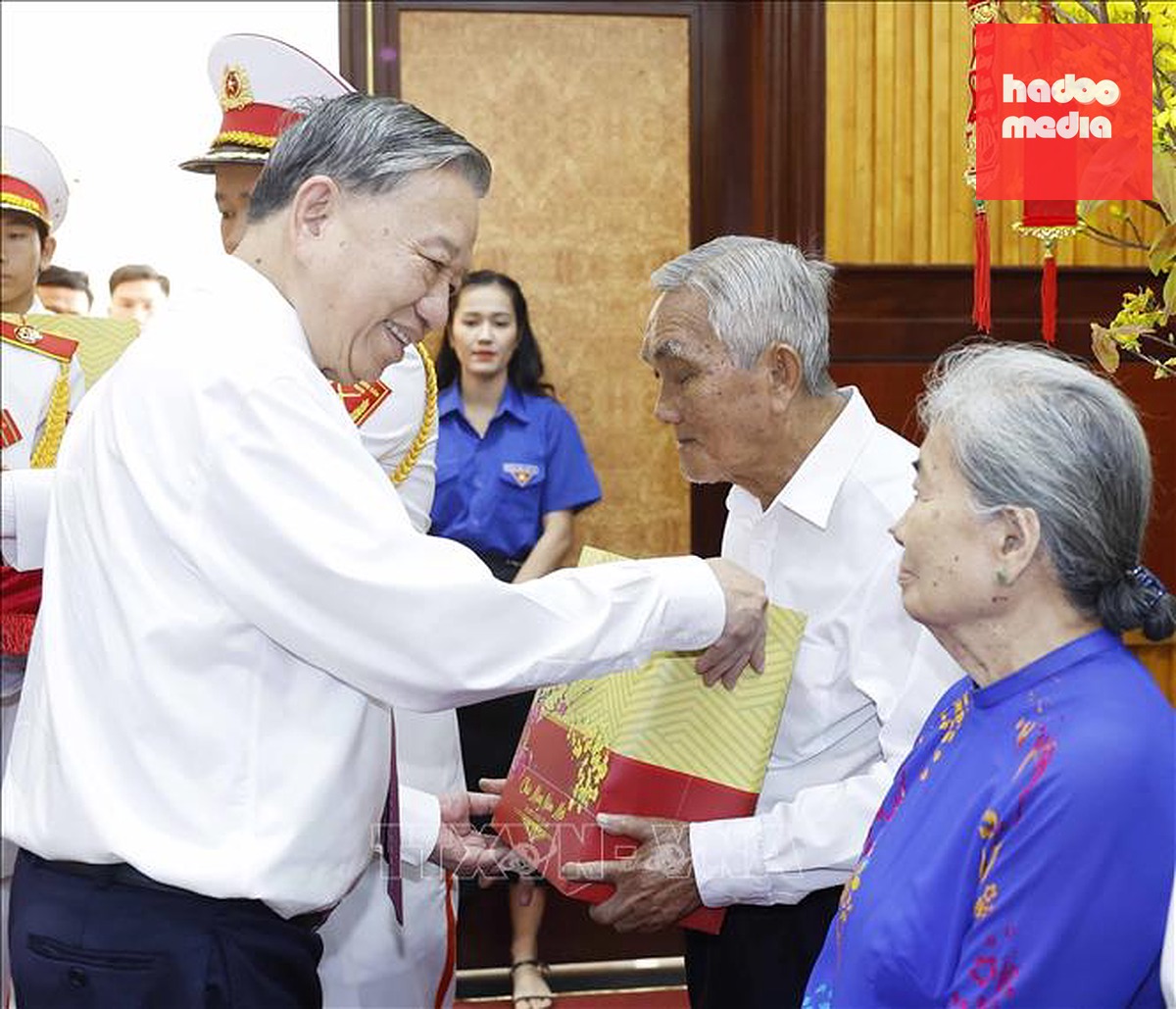 Tổng Bí thư, Chủ tịch nước Tô Lâm tặng quà cho gia đình chính sách và người có công tiêu biểu - Ảnh: TTXVN
