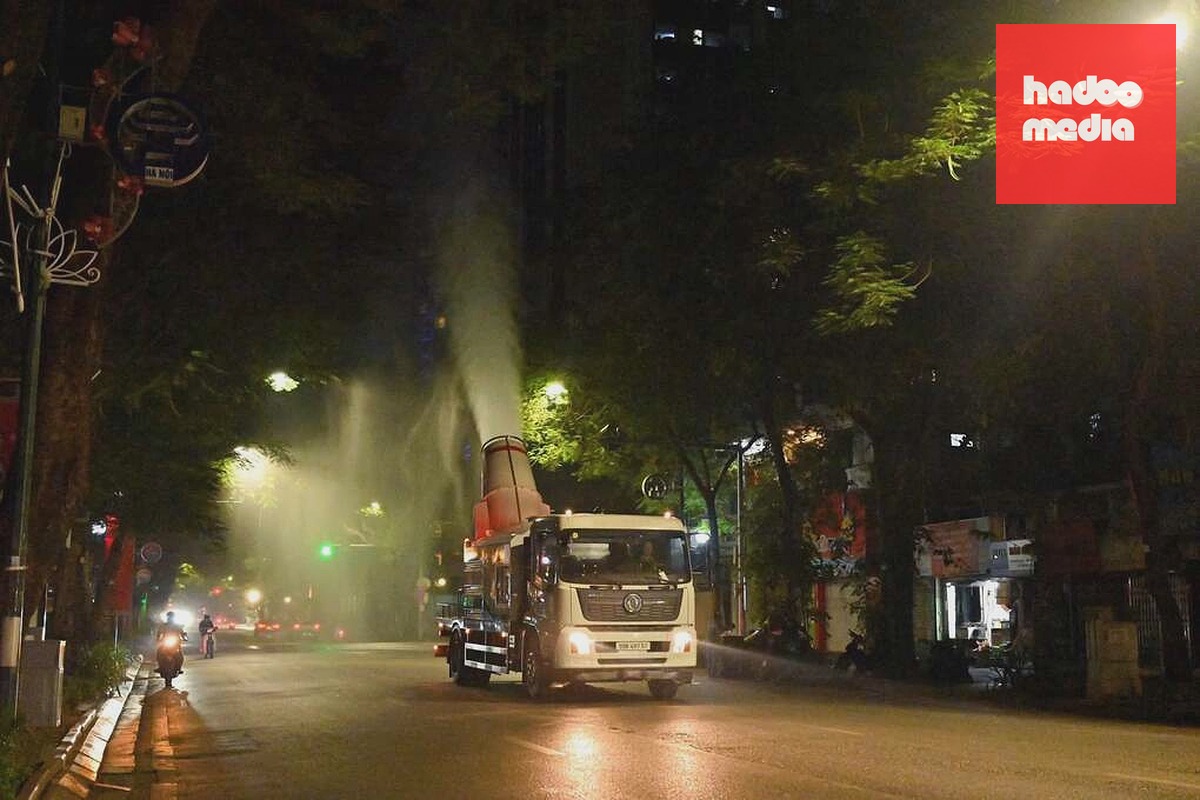 Xe phun sương dập bụi ở Hà Nội. Ảnh: URENCO