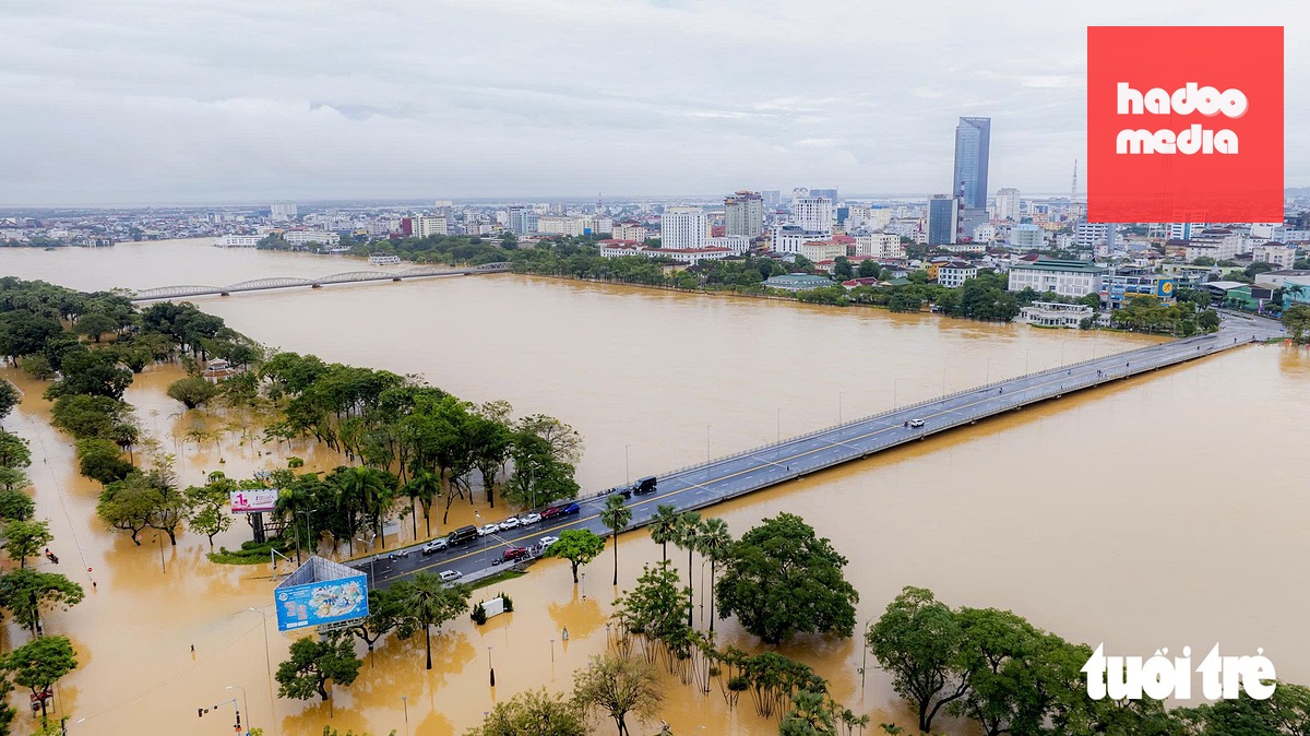 Mưa lớn ở thượng nguồn khiến nước sông Hương dâng cao, làm ngập lụt khu đô thị trung tâm năm 2025 - Ảnh: LÊ ĐÌNH HOÀNG