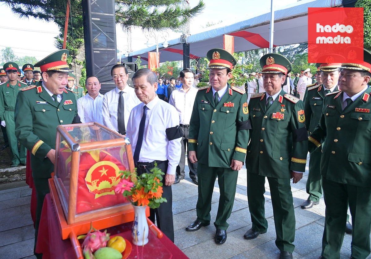 Ông Lê Minh Trí - Ủy viên Bộ Chính trị, Bí thư Trung ương Đảng, Trưởng Ban Nội chính Trung ương và Thượng tướng Nguyễn Văn Gấu - Ủy viên Trung ương Đảng, Thứ trưởng Bộ Quốc phòng - tiễn đưa các anh hùng liệt sĩ về nơi yên nghỉ - Ảnh: T.LŨY