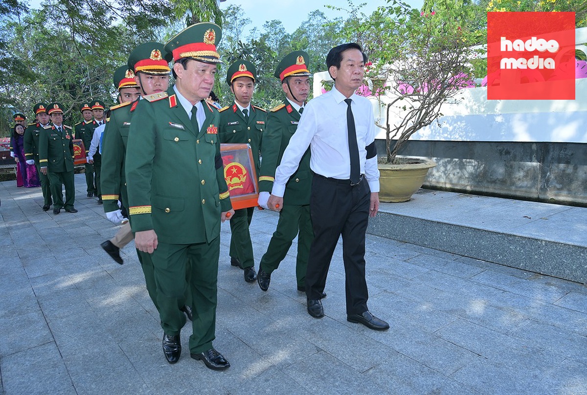 Ông Đỗ Thanh Bình - Bí thư Thành ủy Cần Thơ và lãnh đạo Quân khu 9 tiễn đưa các anh hùng liệt sĩ về nơi yên nghỉ - Ảnh: T.LŨY