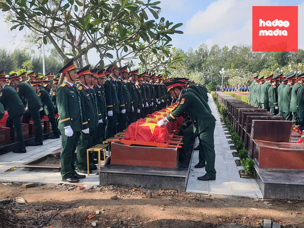 Đội nghi thức thực hiện hạ huyệt, đưa các anh hùng liệt sĩ yên nghỉ tại Nghĩa trang liệt sĩ TP Cần Thơ - Ảnh: T.LŨY