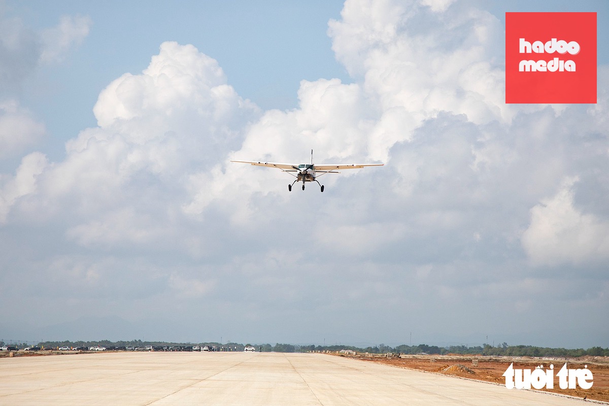 Máy bay Cessna 208 thực hiện 3 tuyến bay đánh giá phía trên sân bay Quảng Trị - Ảnh: HOÀNG TÁO