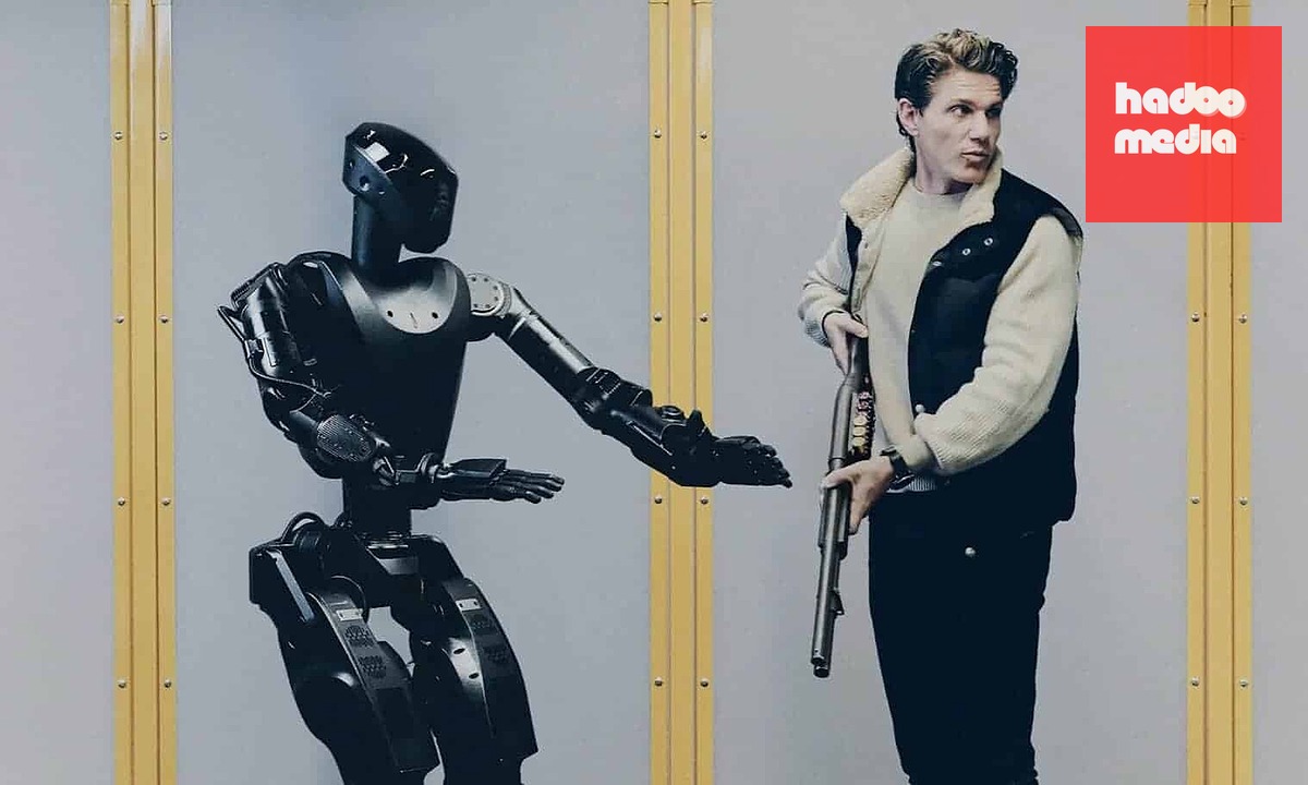 Robot hình người Phantom MK-1 và ông Mike LeBlanc - người đồng sáng lập Công ty Foundation - Ảnh: Foundation