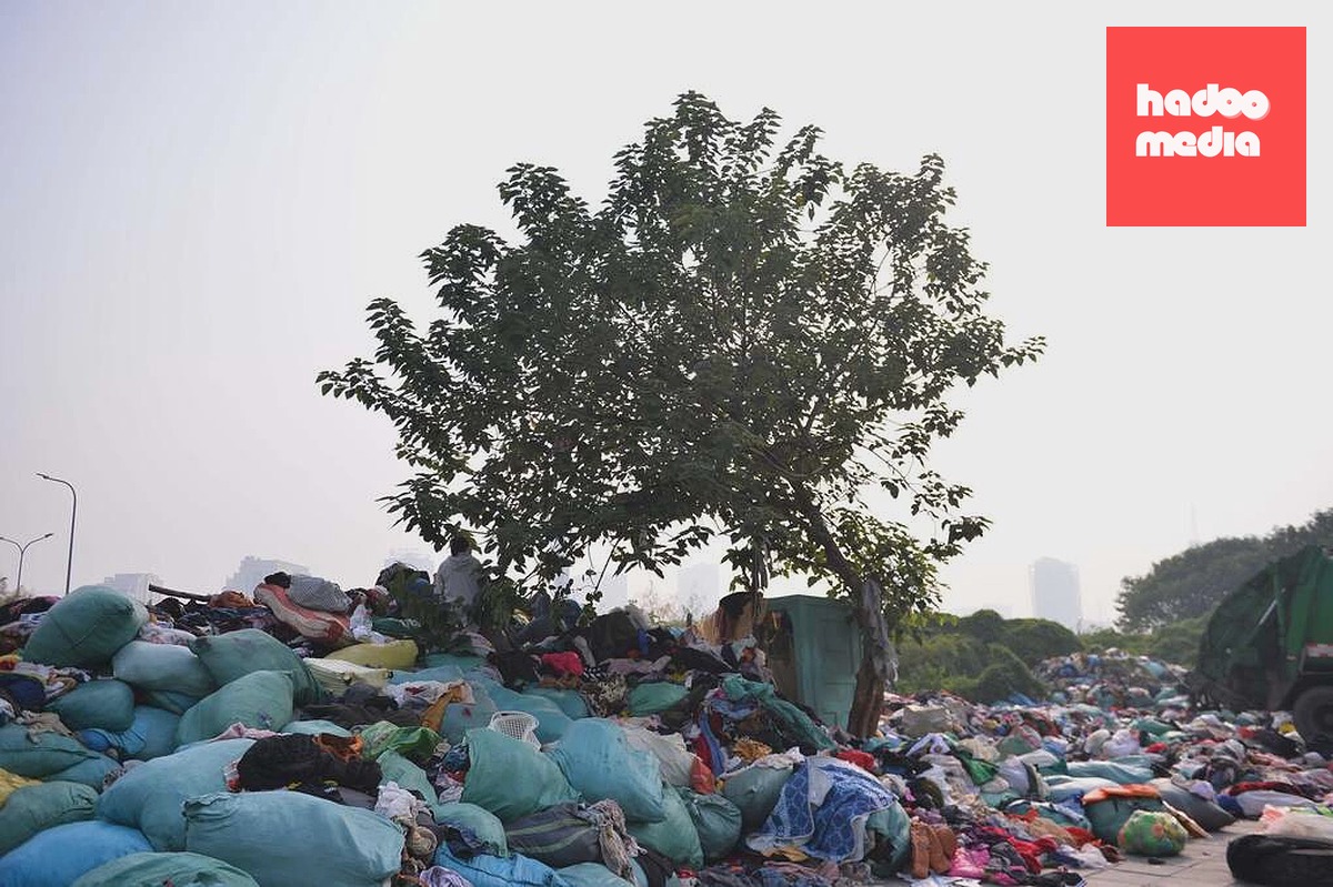 Hiện một lượng lớn quần áo đã được di chuyển. Ảnh: Việt An