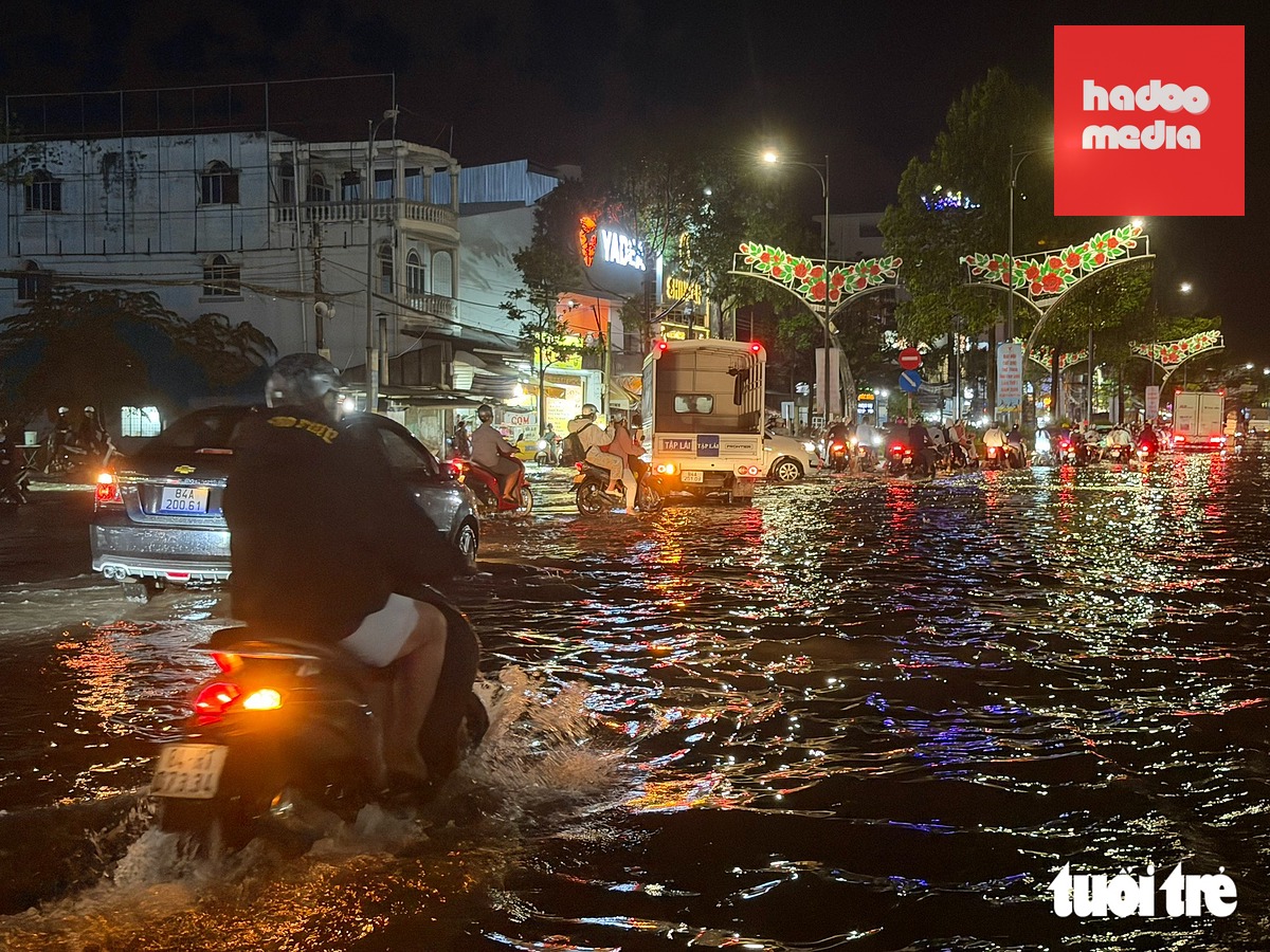 Triều cường gây ngập một số tuyến đường ở Vĩnh Long vào đầu tháng 10 - Ảnh: HOÀI THƯƠNG