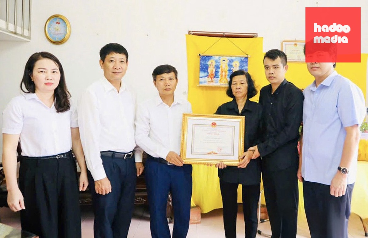 Thừa ủy quyền, đại diện Sở Nội vụ tỉnh Ninh Bình đã truy tặng bằng khen của Chủ tịch UBND tỉnh cho ông Nguyễn Trọng Khải về hành động dũng cảm quên mình cứu 2 em nhỏ - Ảnh: BÁO NINH BÌNH