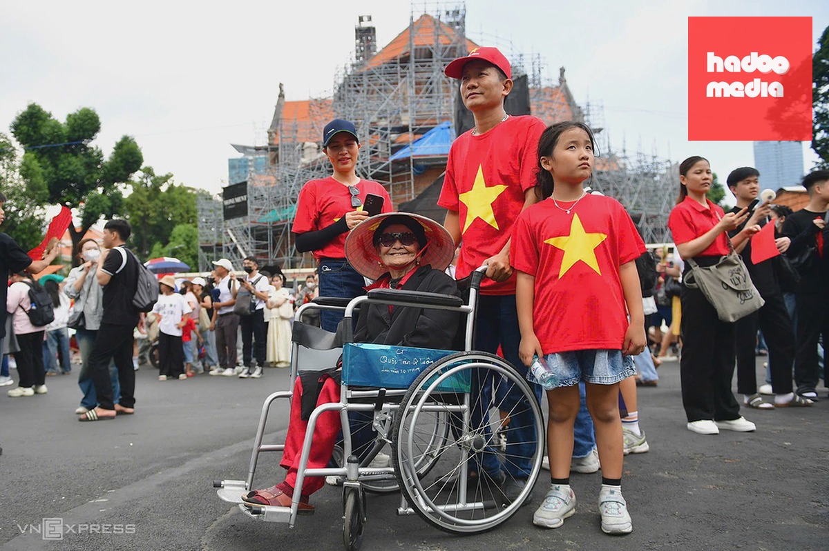 Bà Phạm Thị Thuân, 83 tuổi quê Thanh Hóa, cựu thanh niên xung phong thời chống Mỹ, cùng con cháu đến đường Lê Duẩn xem diễu binh tại TP HCM, tháng 4/2025. Ảnh: Thanh Tùng