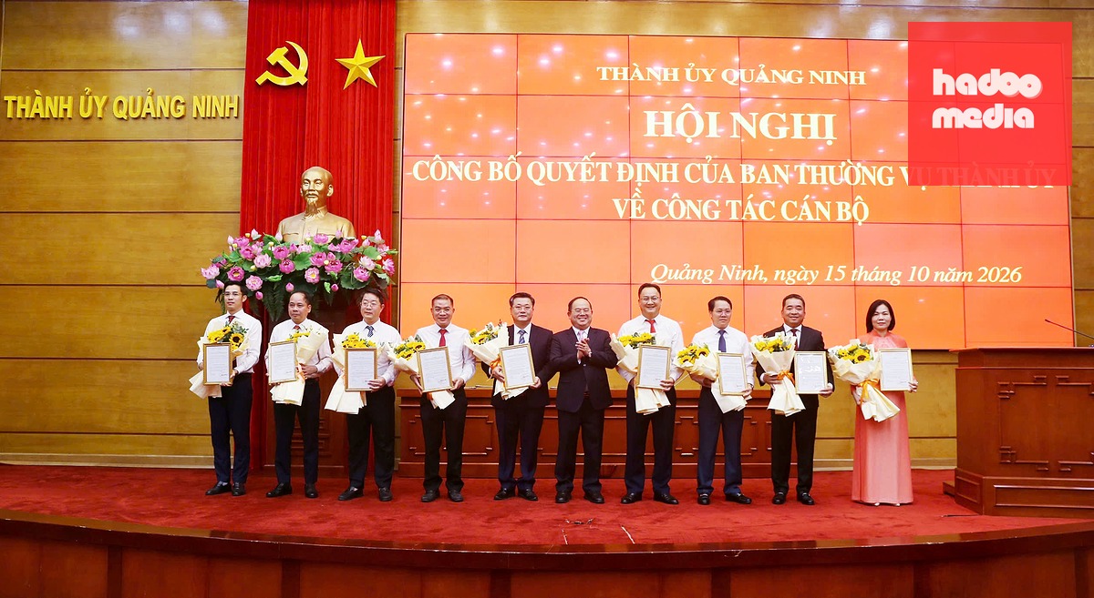 Bí thư Thành ủy, Trưởng Đoàn đại biểu Quốc hội TP Quảng Ninh Quản Minh Cường trao quyết định cho các cán bộ được điều động, phân công nhận nhiệm vụ mới - Ảnh: T. TÙNG