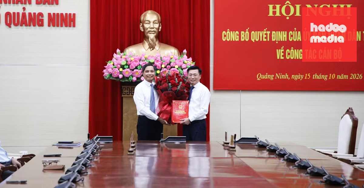 Phó chủ tịch thường trực UBND thành phố Quảng Ninh Vũ Văn Diện (bên trái) trao quyết định điều động, bổ nhiệm có thời hạn ông Ngô Thành Tâm, Phó giám đốc Sở Nông nghiệp và Môi trường, giữ chức vụ Phó giám đốc Sở Công Thương - Ảnh: T.TÙNG