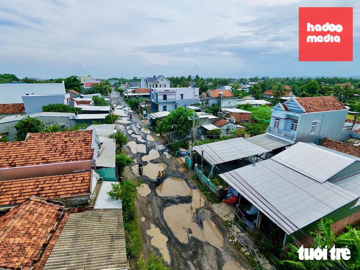 Cả tuyến đường ĐT649 qua thôn Phú Lương, xã Tuy An Đông chi chít ổ voi - Ảnh: MINH CHIẾN