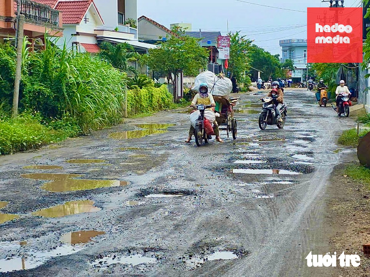 Người dân đi đường phải vừa lái xe vừa né "bẫy" để tránh sụp hố - Ảnh: MINH CHIẾN