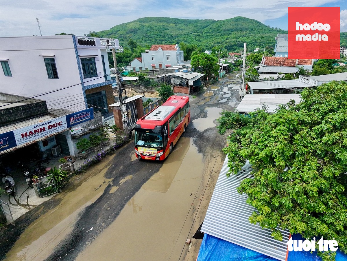 Hằng ngày có rất nhiều xe khách chở khách tour, hoặc khách du lịch đi xe máy tự túc qua đoạn đường này - Ảnh: MINH CHIẾN