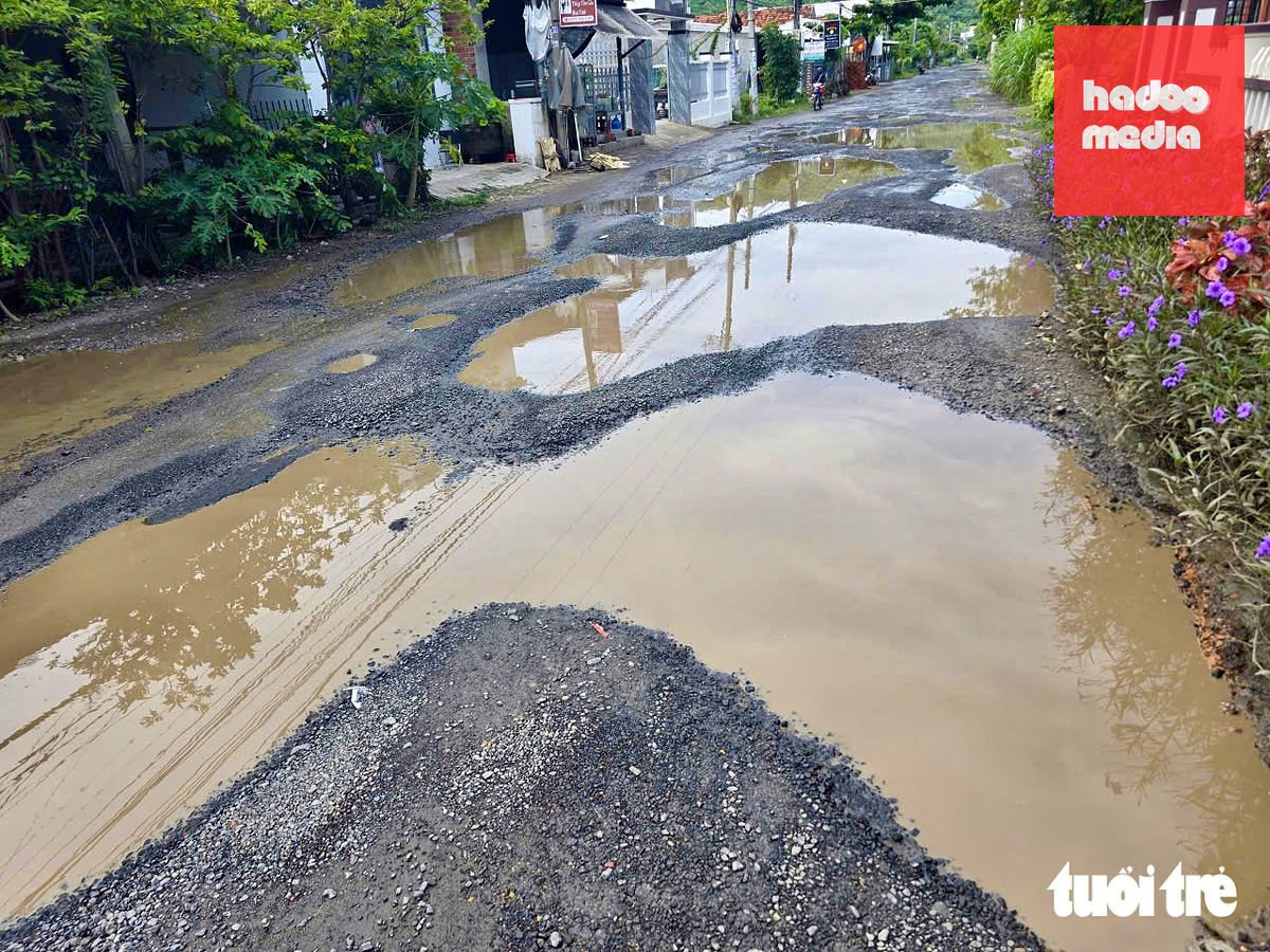 Kích thước các ổ gà, ổ voi rộng gần hết mặt đường, nhiều chỗ tạo thành hố sâu gần nửa bánh xe máy - Ảnh: MINH CHIẾN
