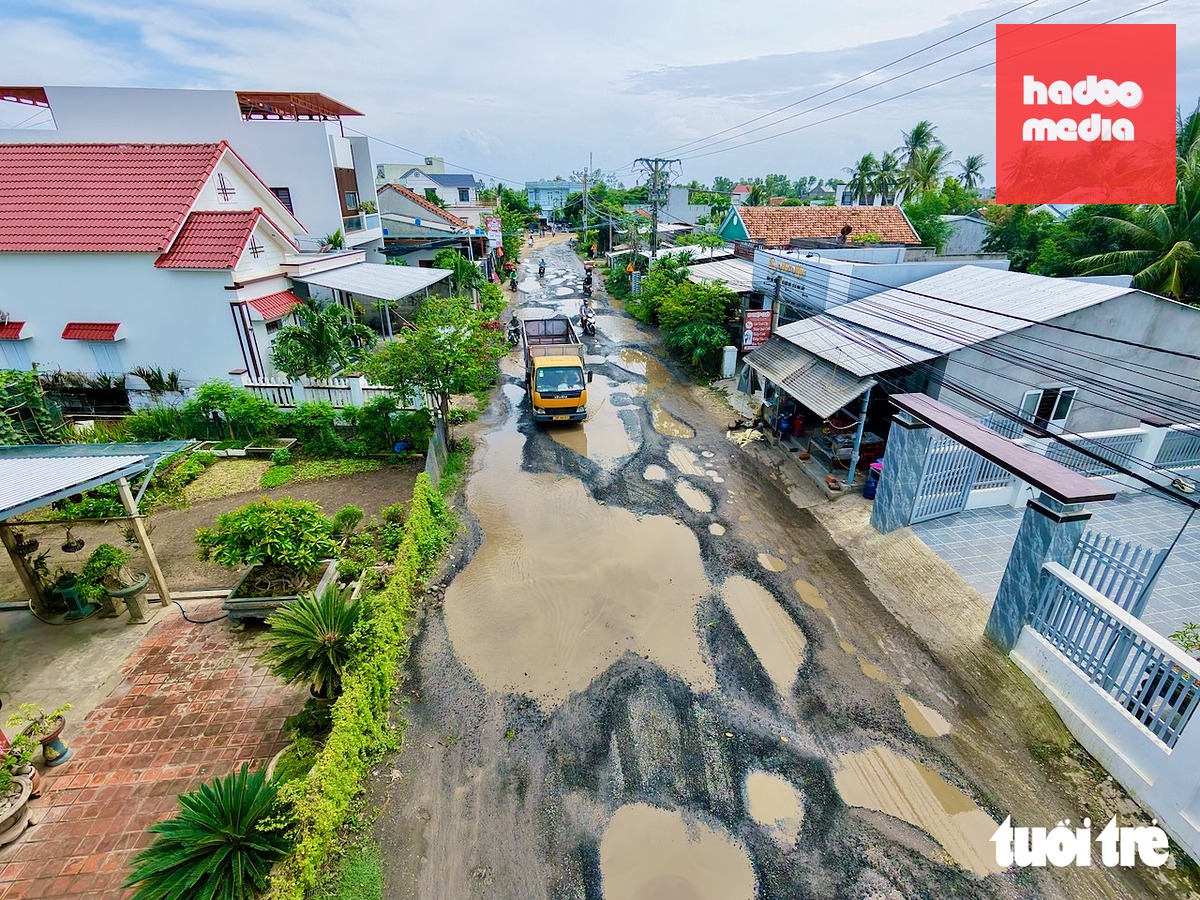 Các hố sâu với kích thước lớn ngập đầy nước - Ảnh: MINH CHIẾN
