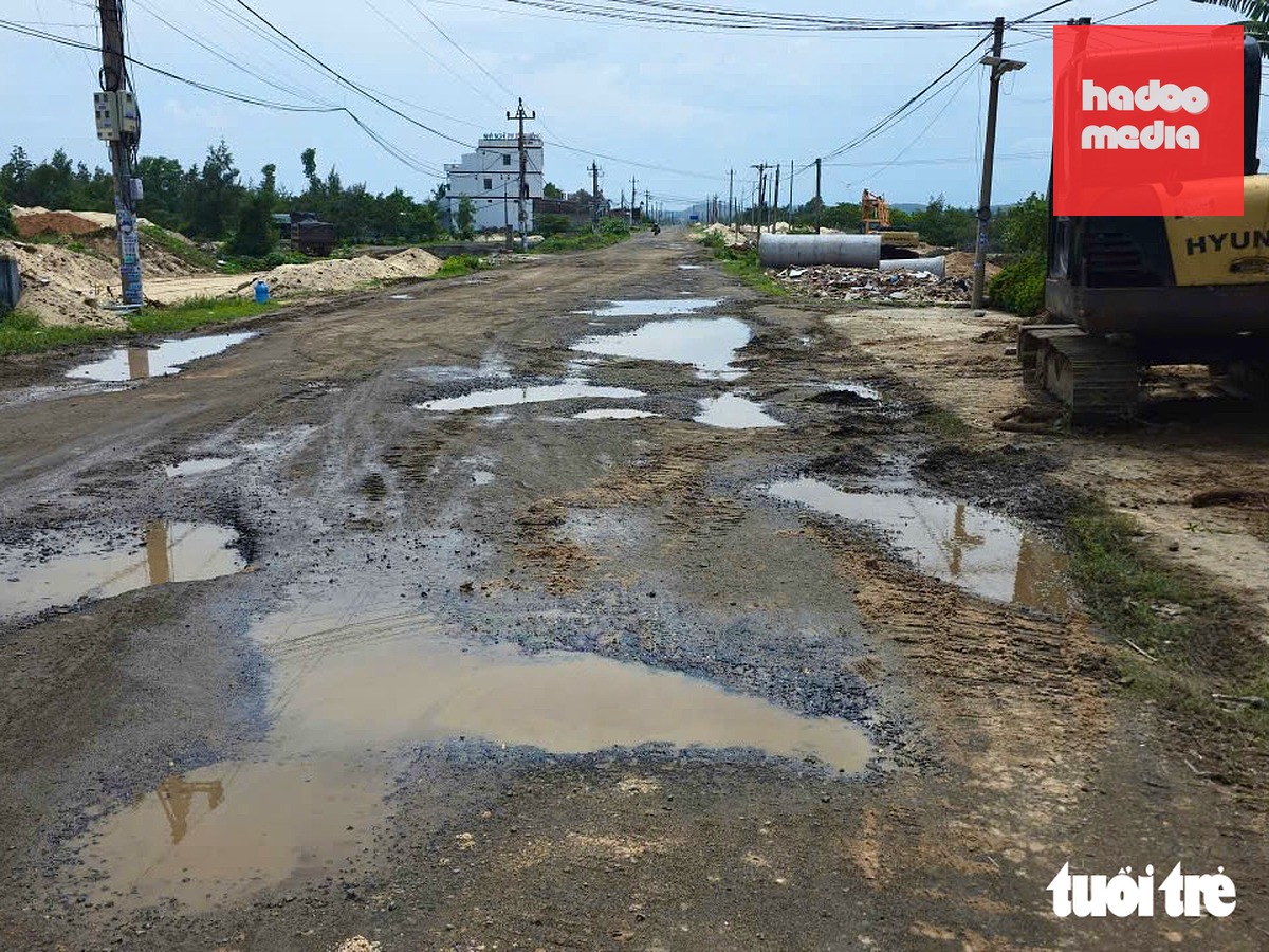 Tuyến ĐT649 đoạn gần công trường dự án đường ven biển cũng đầy những hố sâu - Ảnh: MINH CHIẾN