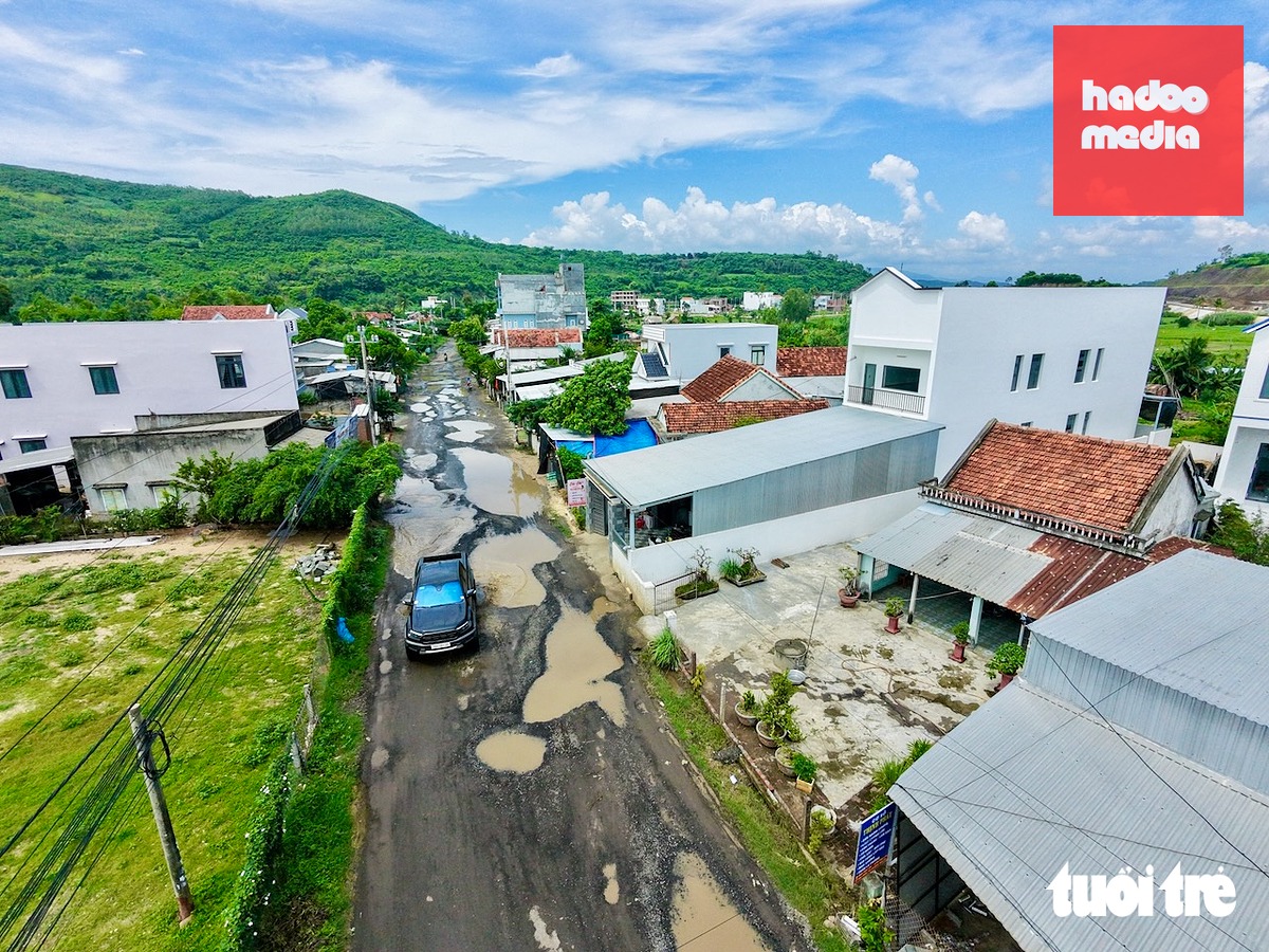 Người dân thôn Phú Lương mong muốn sớm được khắc phục tuyến đường này - Ảnh: MINH CHIẾN