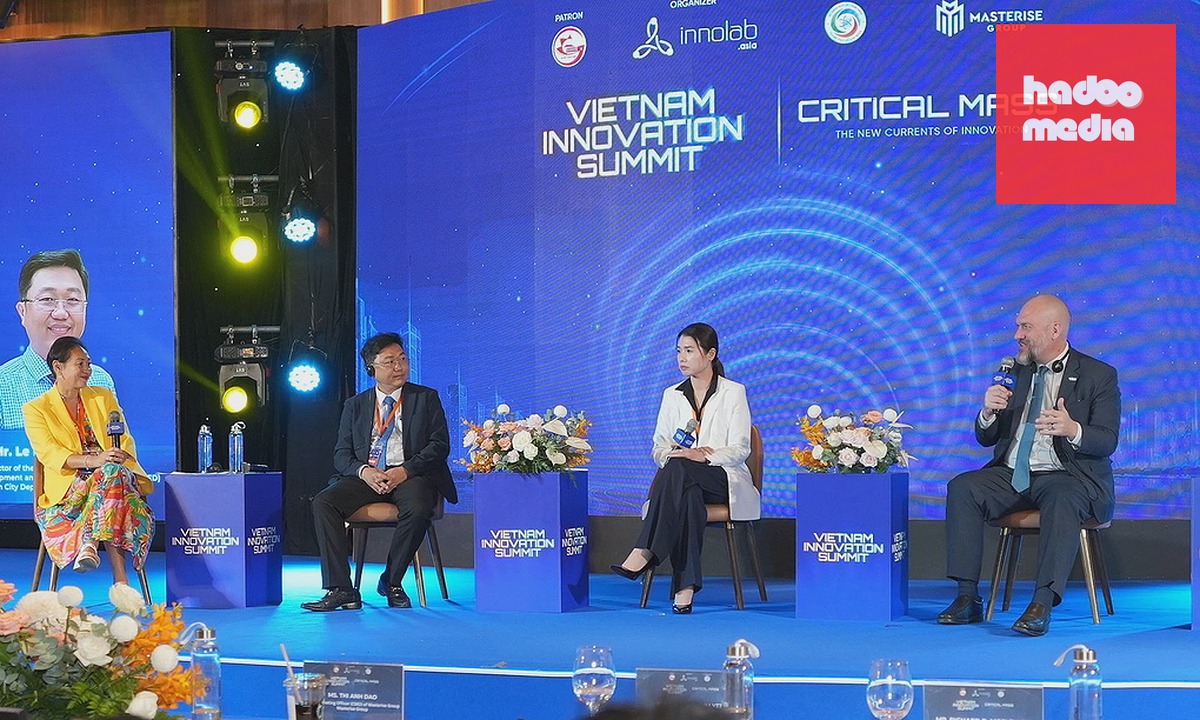 Ông Richard D. McClellan, CEO VIFC-HCMC thảo luận cùng các chuyên gia tại diễn đàn. Ảnh: VIS 2026