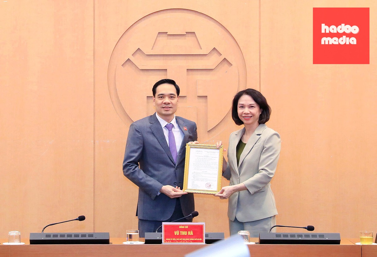 Phó chủ tịch UBND thành phố Hà Nội Vũ Thu Hà trao quyết định và chúc mừng tân Phó giám đốc Sở Y tế Nguyễn Đức Long - Ảnh: Sở Y tế Hà Nội