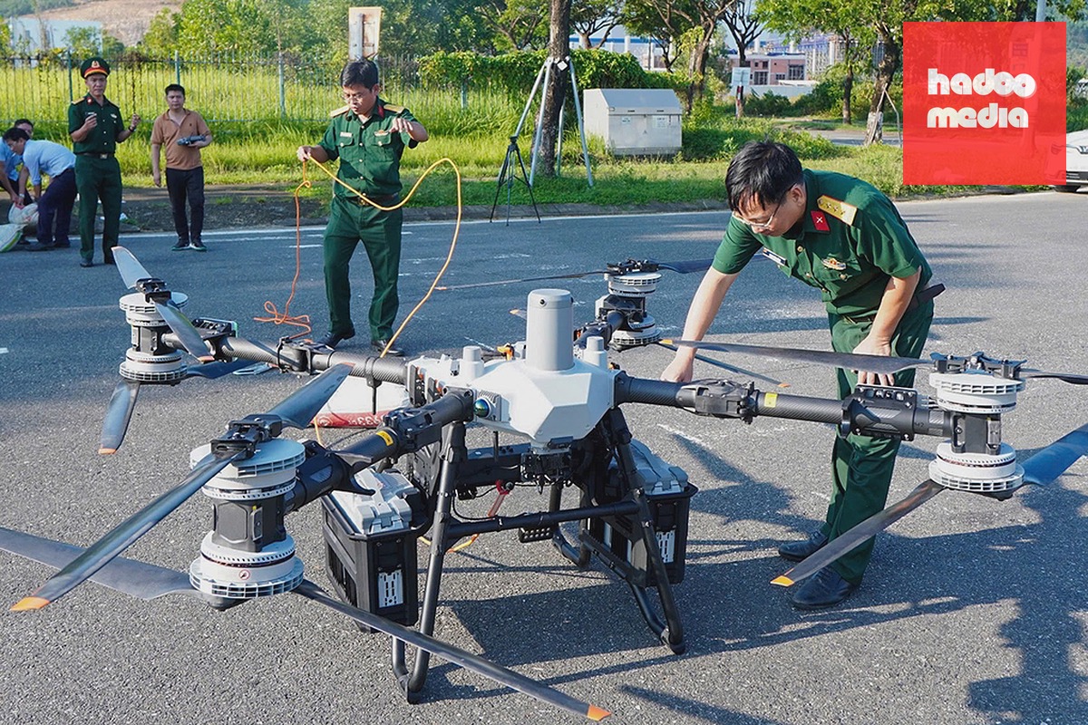Drone được kiểm tra kỹ lưỡng trước khi cất cánh. Ảnh: Quang Cường