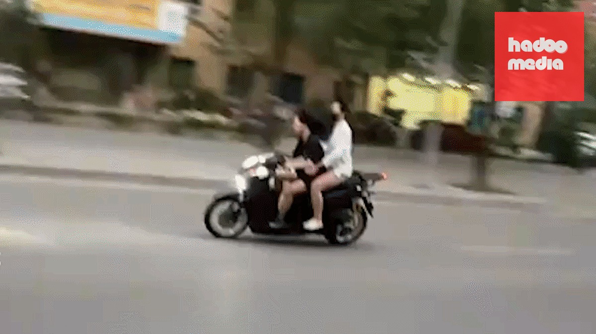 Camera ghi lại cảnh xe SH màu đen do nữ giới điều khiển chạy tốc độ cao, lạng lách trên đường Mễ Trì - Ảnh: D.C.
