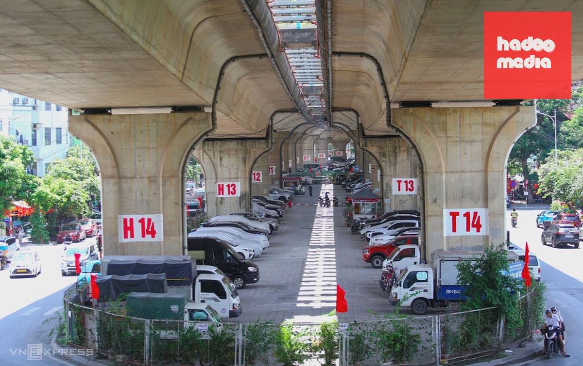 Bãi trông giữ xe dưới gầm vành đai 2, lối dẫn lên cầu Vĩnh Tuy, phường Vĩnh Hưng (ảnh chụp tháng 9/2025). Ảnh: Phạm Chiểu
